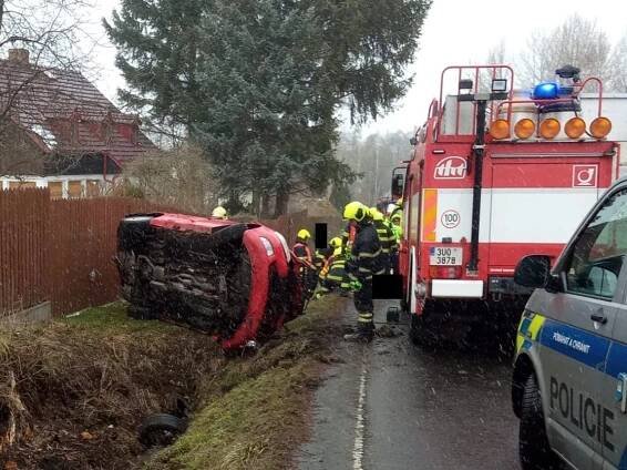 Na Děčínsku havarovalo osobní auto se dvěma lidmi. Přiletěl vrtulník
