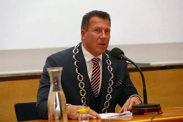 Zastupitelé Opavy osm hodin jednali o odvolání primátora, nakonec zůstal