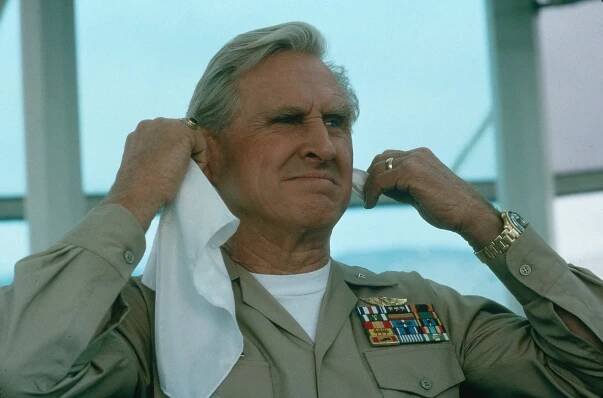 Žhavé výstřely - Z filmu - Lloyd Bridges