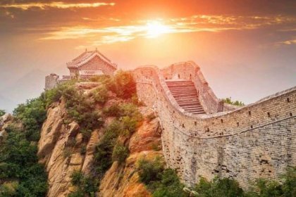 Velká čínská zeď pod slunci při západu slunce, v Pekingu, Čína