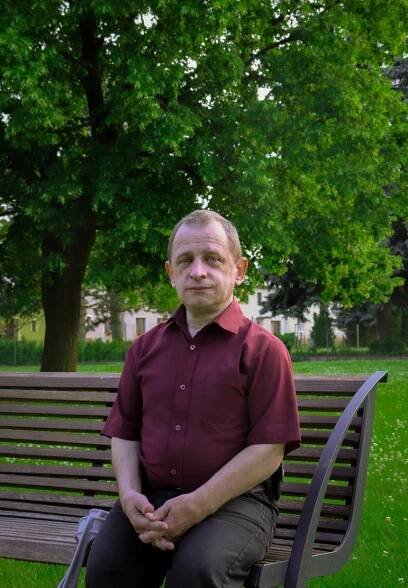 Marek Navrátil měří pouhých 135 cm a pohybuje se o berlích.