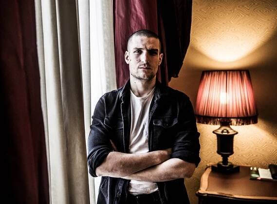 Mezi dvěma ženami. Louis Garrel ve filmu Věrní nevěrní poznává další rozměr své manželky
