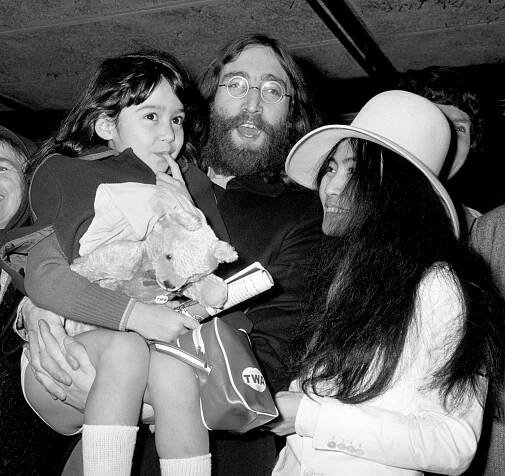 Yoko Ono, John Lennon a její dcera Kyoko Cox z prvního manželství v roce 1969. Již o dva roky později dceru unesl druhý manžel Ono, která ji 20 let neviděla.