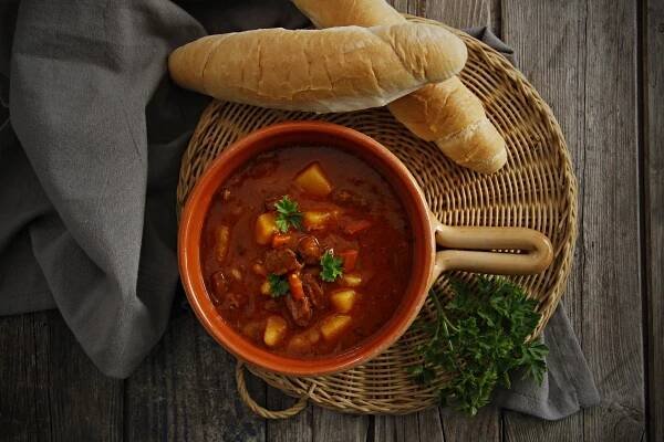 V kuchyni vždy otevřeno ... Tyrolská gulášová polévka (Tiroler Gulaschsuppe)