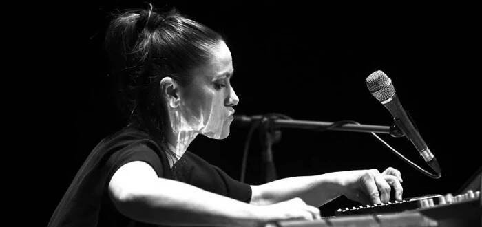 Lenka Dusilová: Nejneobvyklejší místo pro koncert? Jídelna psychiatrické léčebny