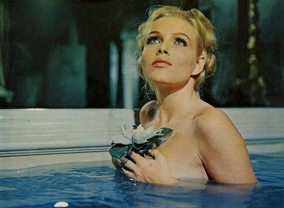 Olga Schoberová při koupelnové scéně ve filmu Její pomsta