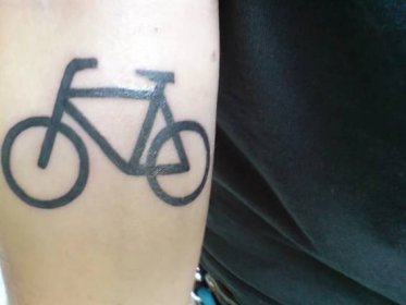 Minimalistické tetování na kole, koulí se s vámi