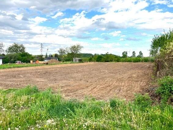 Pěkný stavební pozemek v obci Choltice, 3 790 000 Kč