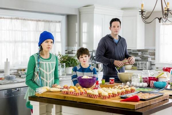 Vánoce v ohrožení - Z filmu - Bailee Madison, Max Charles, Josh Hopkins
