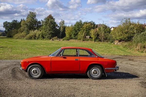 Do aukce míří Alfa Romeo GTV po Karlu Gottovi, s níž mistr vážně havaroval. Vyvolávací cena je navíc nečekaně nízká
