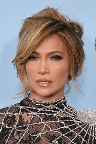 Líčení v barvě roku 2025 si oblíbila i herečka a zpěvačka Jennifer Lopez. V tónech čokolády ráda zvýrazňuje hlavně své oči, ale ráda má i monochromatický look