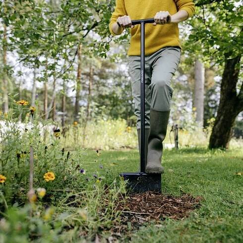 Zarovnávač trávníku Fiskars Solid