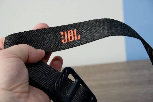 JBL Xtreme 4 - strap detail hand