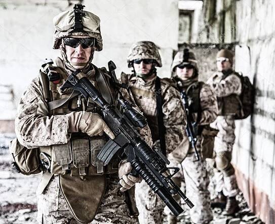 Stáhnout - Družstvo nás marines v zřícené budovy — Stock obrázek