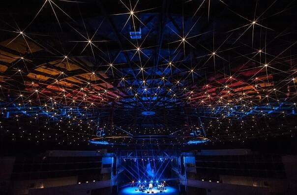 Gong. Když zákulisí auly uchvátí víc než koncert