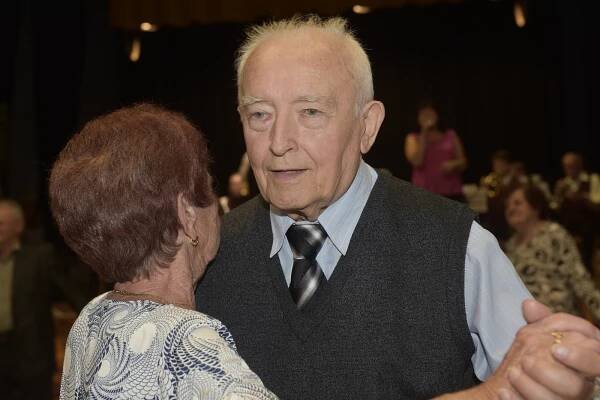 Přátelům Františka Kmocha hrála Hradečanka. Po měsíci se slavily narozeniny