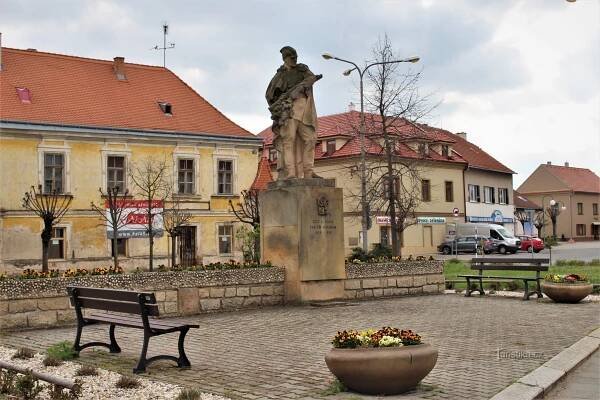 Náměstí Svobody s dominantní sochou Rudoarmějce