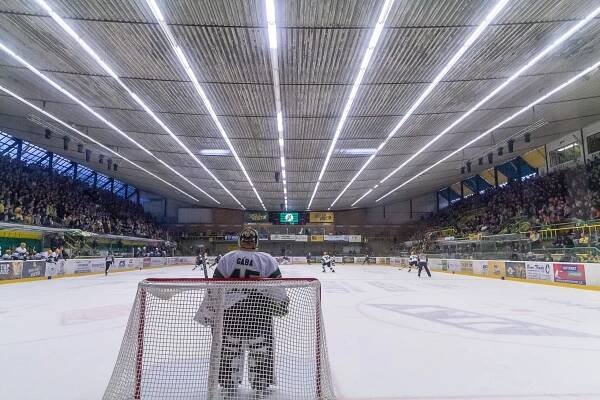 Nádech retra, tatarák k hokeji a neúnavní fanoušci. Vsetín prožil povedenou oslavu