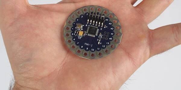 Pojďme programovat elektroniku: Také Arduino má své UFO. Jmenuje se LilyPad