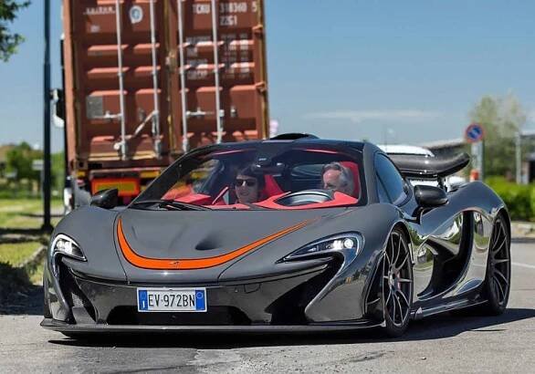 Horacio Pagani byl nafocen za volantem McLarenu P1, hybridizaci ale nechystá | Autoforum.cz