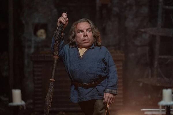 Profesor z Bradavic si užíval Prahu: Warwick Davis učil redaktora Blesku magii