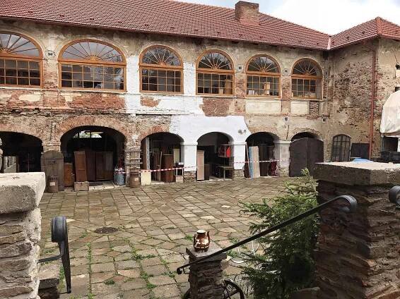 Na zámku v Martinicích u Dolních Kralovic má Pavel Kuře vetešnictví a muzeum.