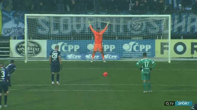 Slovácko - Bohemians: Daníček velezkušeně proměnil penaltu, 2:1