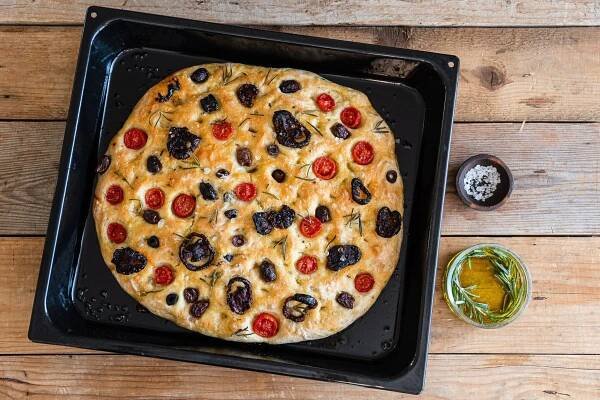 Itálie, kterou chcete zažít: Focaccia s rajčaty, olivami a rozmarýnem