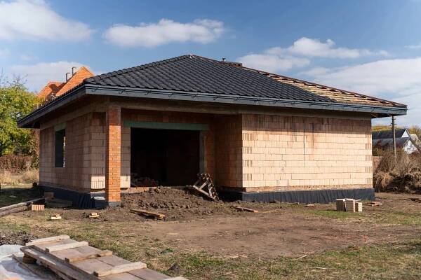 Zvolit kvalitní materiály už ve fázi hrubé stavby se vyplatí. Pamatujte – šetřit na hydroizolaci nebo střeše se nevyplácí (zdroj: Envato)