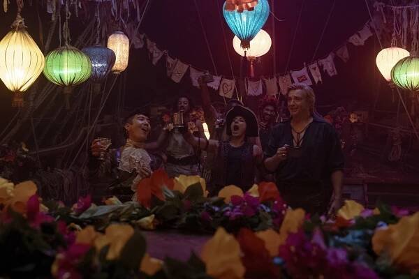 Vlajka smrti - Narozeniny Kalypsó - Z filmu - Madeleine Sami, Rhys Darby