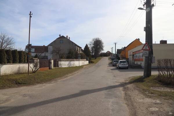 Soubor:Overview of road III 15229 in Blatnice, Třebíč District.jpg