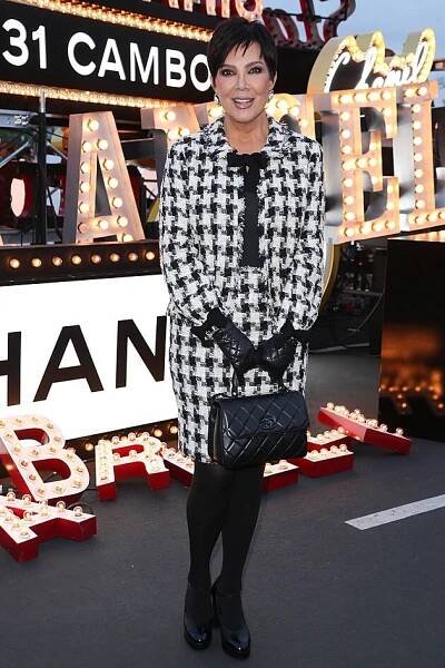 Móda Chanel? Přehlídka nevkusu! Stewart na kluka, stará Kris Jenner a ušmudlaný make-up Jovovich - Expres.cz