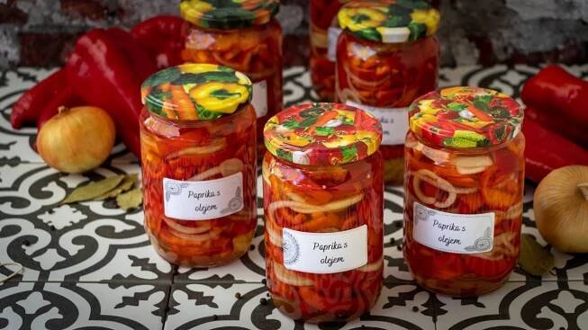 Do studené kuchyně se perfektně hodí sterilovaná paprika s olejem ve sladkokyselém nálevu