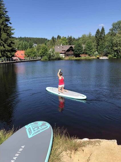 Paddleboard jóga na Bedřichově – Jóga Bedřichov, lekce jógy blízko Liberce a Jablonce