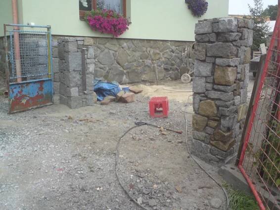 Plot z různobarevného kamení | Kamenná Zeď.cz