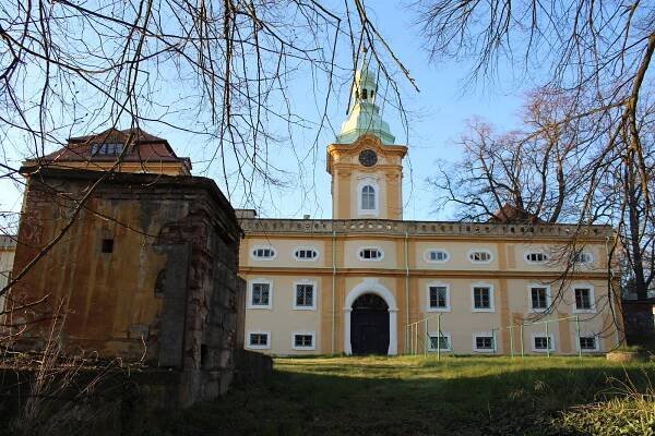 Kraj vydražil zámek a garáže, budovy hraničních přechodů mu zůstaly
