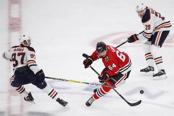 Český útočník Kämpf pomohl asistencí k první výhře Chicaga v sezoně NHL
