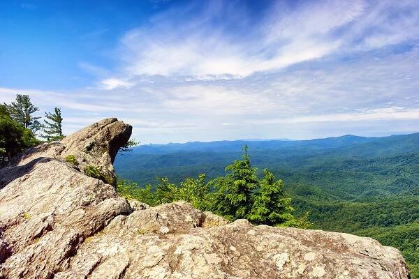 03_RoadTrips_BlueRidgeParkway__BlowingRock_dreamstime_xxl_152944292