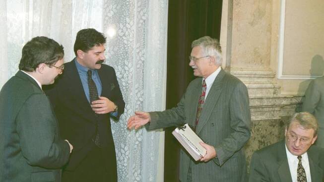 Předsedové koaličních stran. Zleva Josef Lux (KDU-ČSL), Jan Kalvoda (ODA) a Václav Klaus (ODS). Zcela vpravo tehdejší ministr financí Ivan Kočárník (ODS).