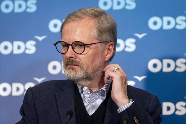 Premiérovi za německé platy spílají kolegové i veřejnost: Karel Havlíček se mu vysmál a připomněl trapas s pomazánkou