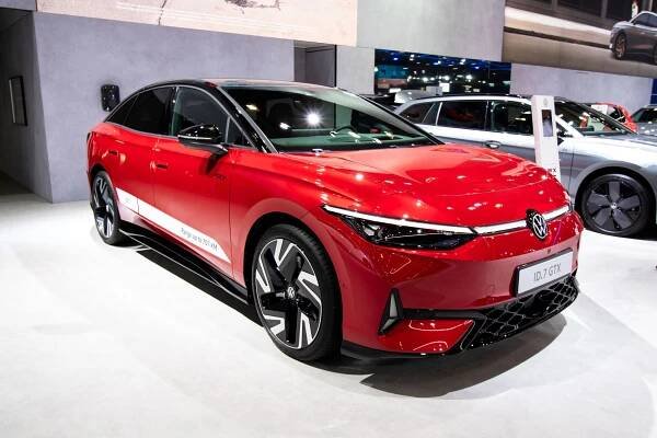Tesla a pierdut luna trecută poziția de lider la mașini electrice în Europa. Cum arată topul celor mai vândute modele auto