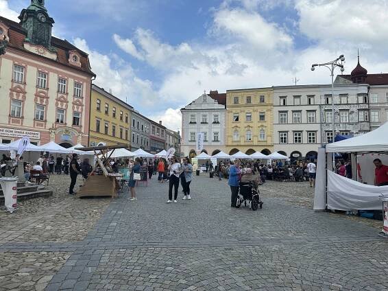 Jindřichohradecké náměstí zaplnil košt vína. První ročník akce se vydařil