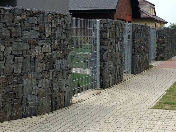 Protihlukový a pohledový plot z gabionových sítí