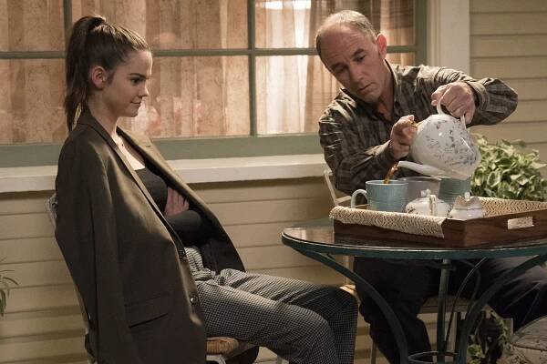 Fosterovi - Sbohem duchu - Z filmu - Maia Mitchell, Jamie McShane
