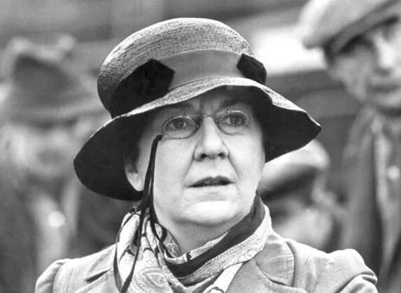 Maureen Stapleton in Reds