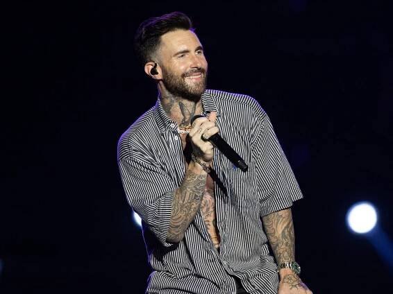 A picture of Adam Levine performing.