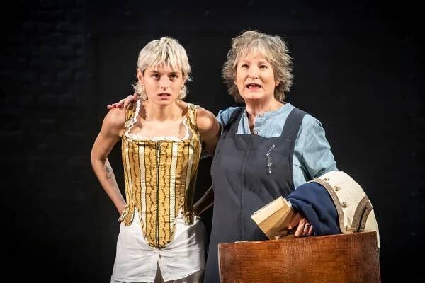 Orlando at the Garrick Theatre review – Emma Corrin is captivating in this bold, tricksy experiment | Evening Standard