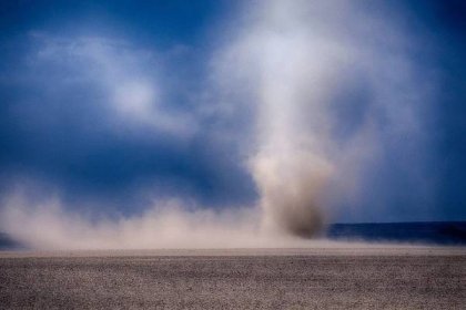Vítr přinese písek ze Sahary: Špinavá auta, problém pro astmatiky