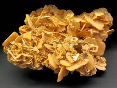 Lištovité krystaly žlutého wulfenitu Rakouska 12cm