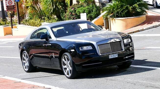 Žena položila kelímek s kávou na luxusní Rolls-Royce. To neměla dělat - Super.cz